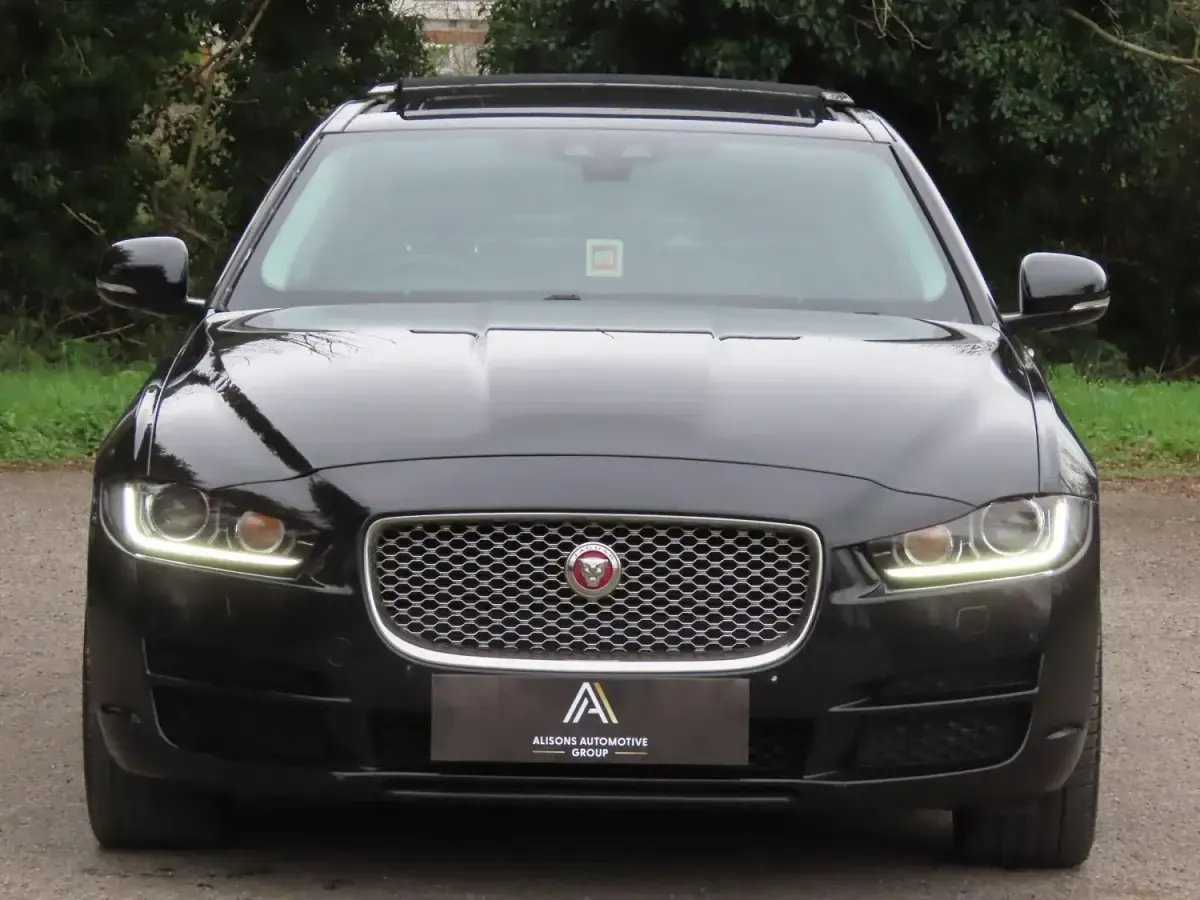 Używany Jaguar XE Portfolio 240 KM (176 kW) 2017 Czarny Sedan/Limuzyna
