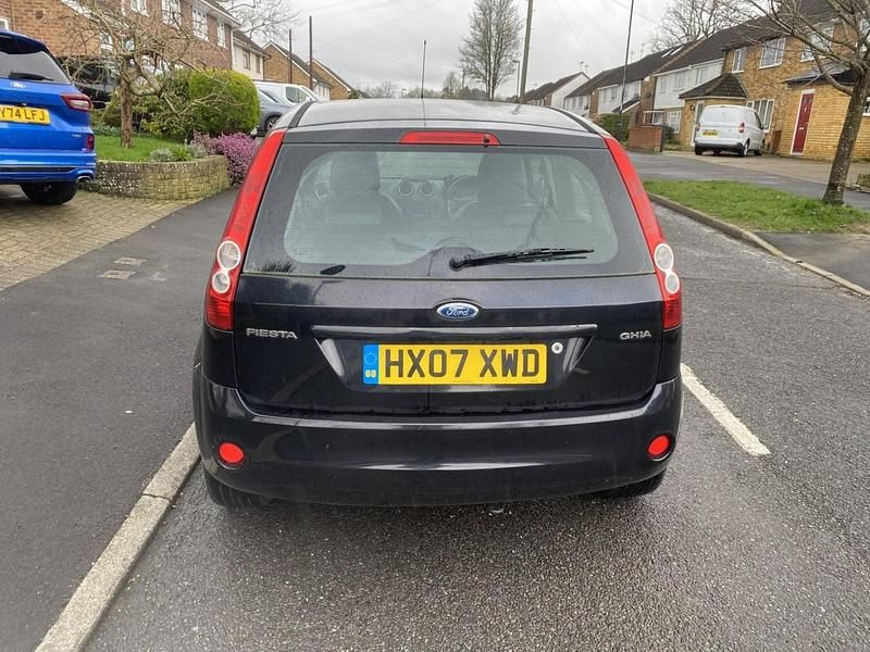 Begagnad Ford Fiesta Ghia 2007 Svart Halvkombi