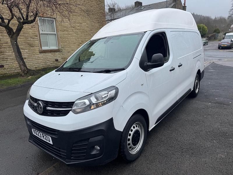 Second-hand Vauxhall Vivaro 100 CP (73 kW) 2023 Alb Monovolum