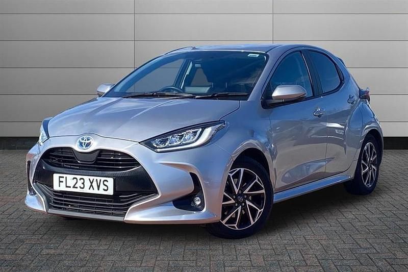 Used Toyota Yaris Hybrid Design 116 HP (85 kW) 2023 Silver Hatchback