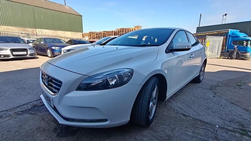 Used Volvo V40 2013 White Hatchback