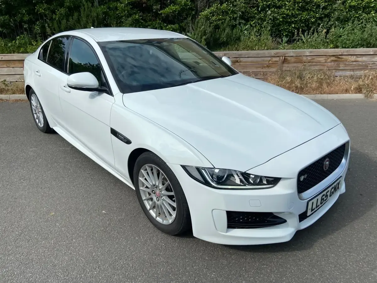 Gebraucht Jaguar XE R-Sport 163 PS (119 kW) 2015 Weiß Limousine