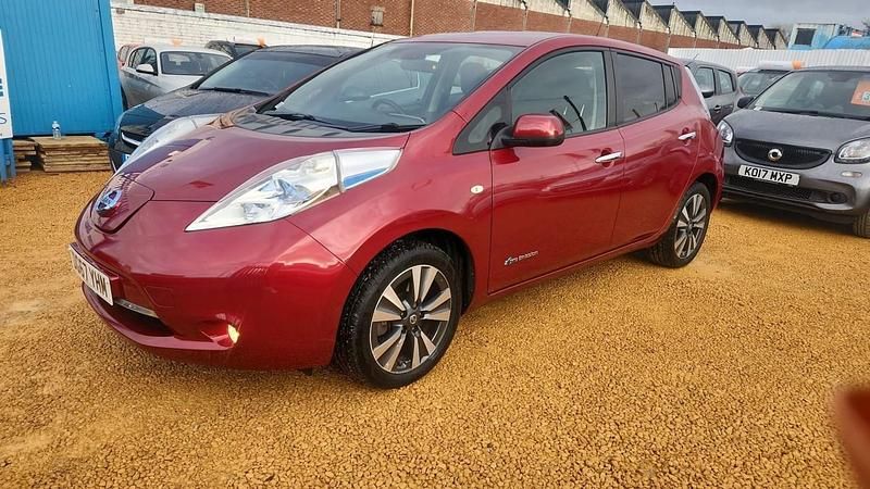 Used Nissan Leaf Tekna 80 kW (109 HP) 2017 Red Hatchback