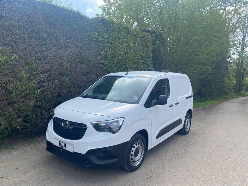 Second-hand Vauxhall Combo Edition 100 CP (73 kW) 2019 Alb Monovolum
