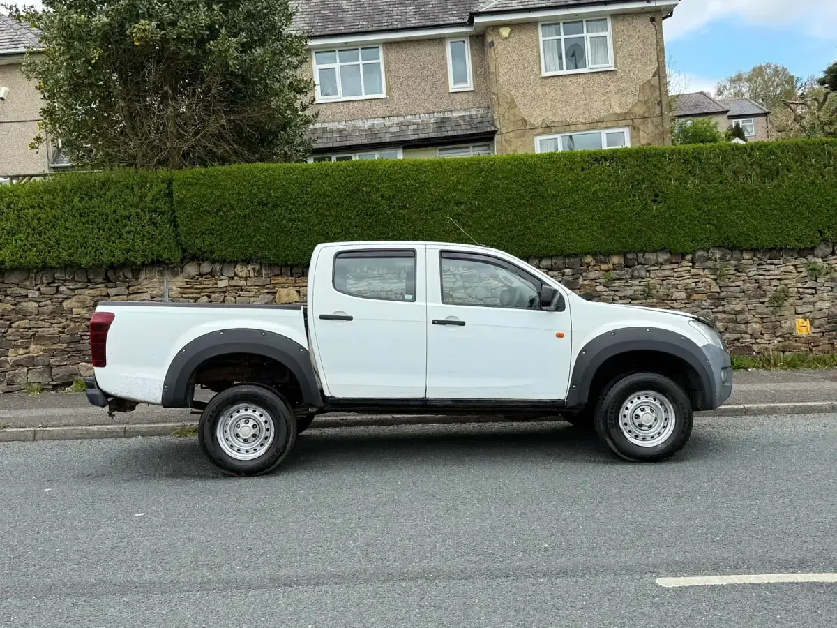 Second-hand Isuzu D-Max 2015 Alb Pickup