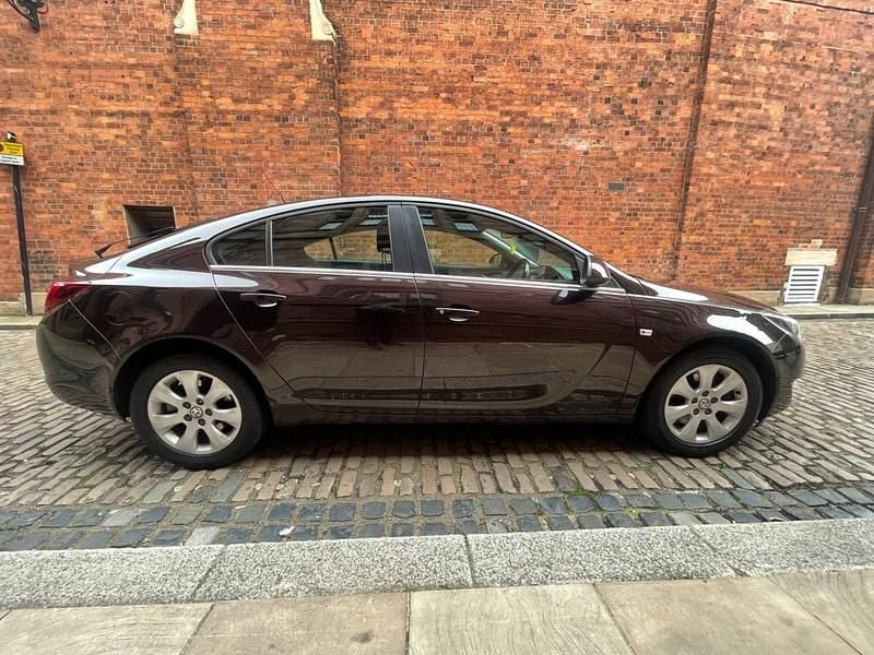Used Vauxhall Insignia Design Edition 163 HP (119 kW) 2014 Brown Hatchback