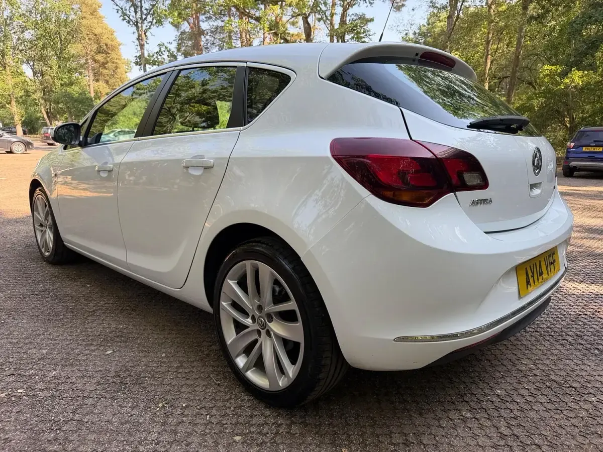 Used Vauxhall Astra SRi 115 HP (84 kW) 2014 White Hatchback