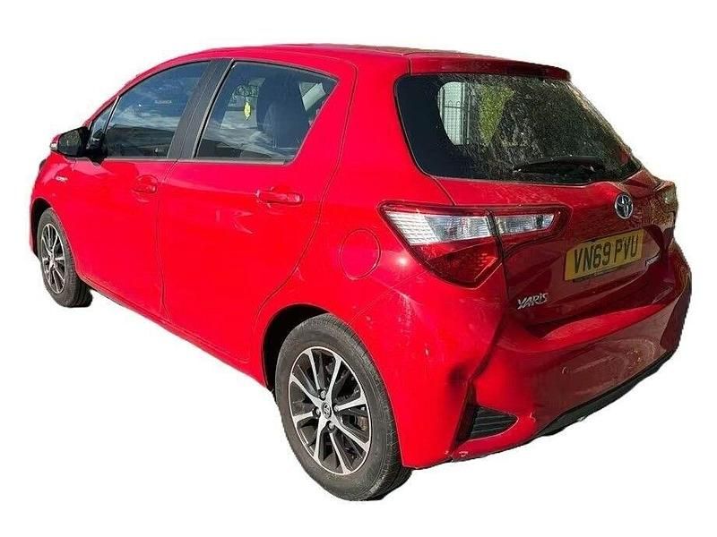 Used Toyota Yaris Hybrid 100 HP (73 kW) 2019 Red Hatchback