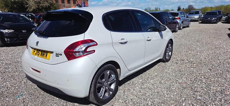 Used Peugeot 208 2015 White Hatchback