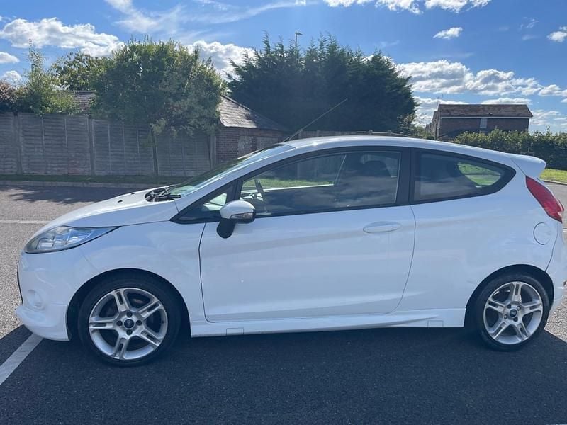 Begagnad Ford Fiesta Zetec 2012 Vit Halvkombi