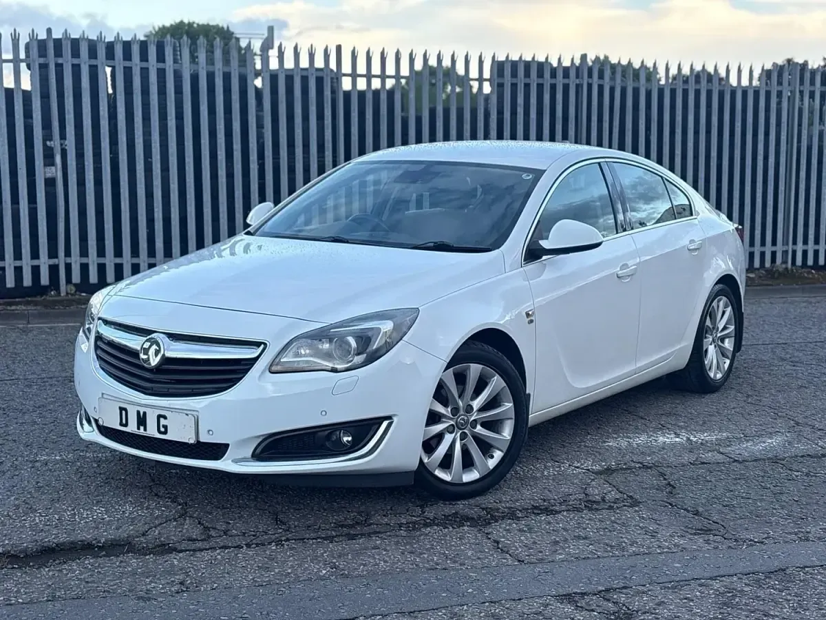 Used Vauxhall Insignia Elite 170 HP (125 kW) 2016 White Hatchback