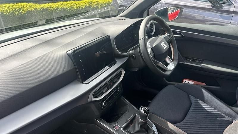 New Seat Arona Black Edition 115 HP (84 kW) 2025 White SUV