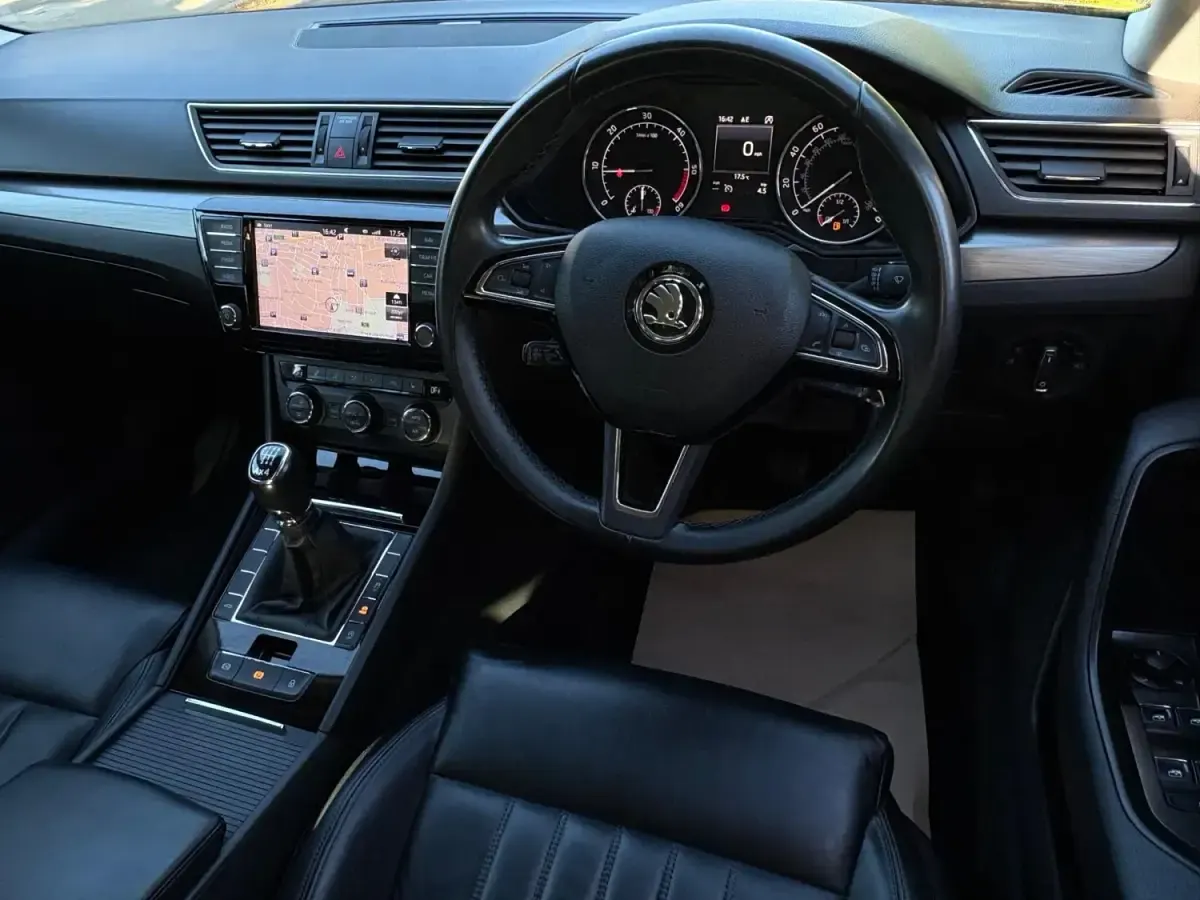 Second-hand Skoda Superb SE L Executive 150 CP (110 kW) 2016 Negru Hatchback