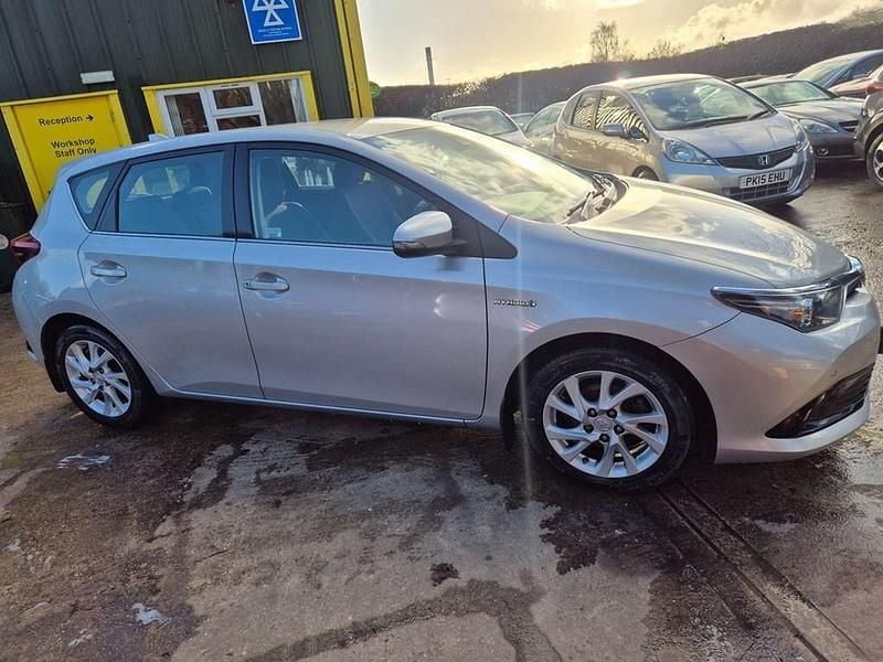 Używany Toyota Auris Hybrid 2018 Srebrny Hatchback
