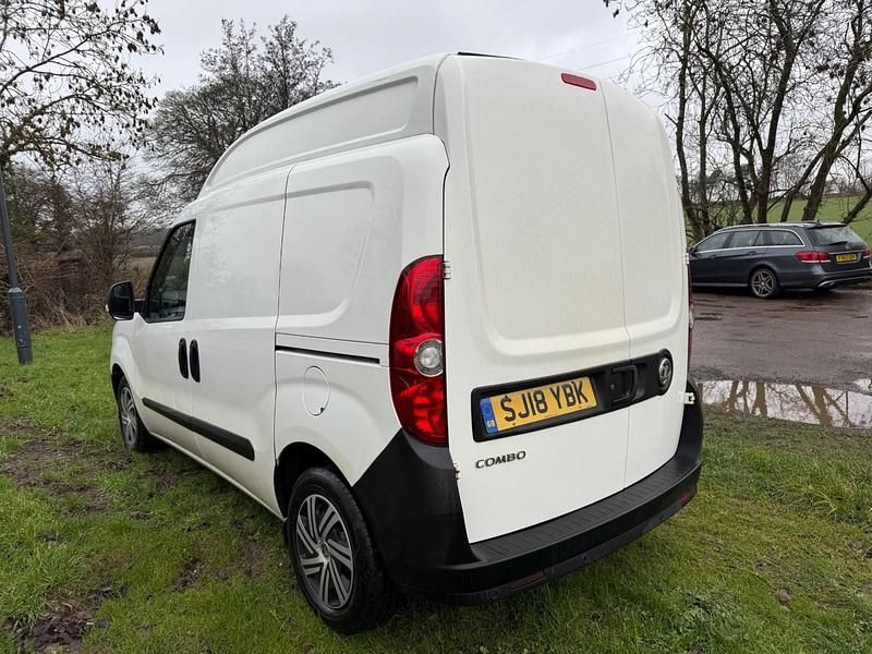 Second-hand Vauxhall Combo 105 CP (77 kW) 2018 Alb Van