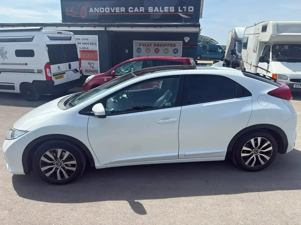 Used Honda Civic SR 2014 White Hatchback