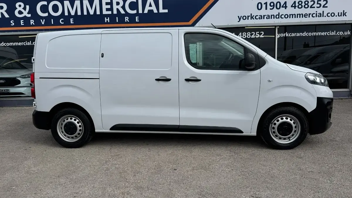Used Vauxhall Vivaro 75 kW (102 HP) 2022 White MPV