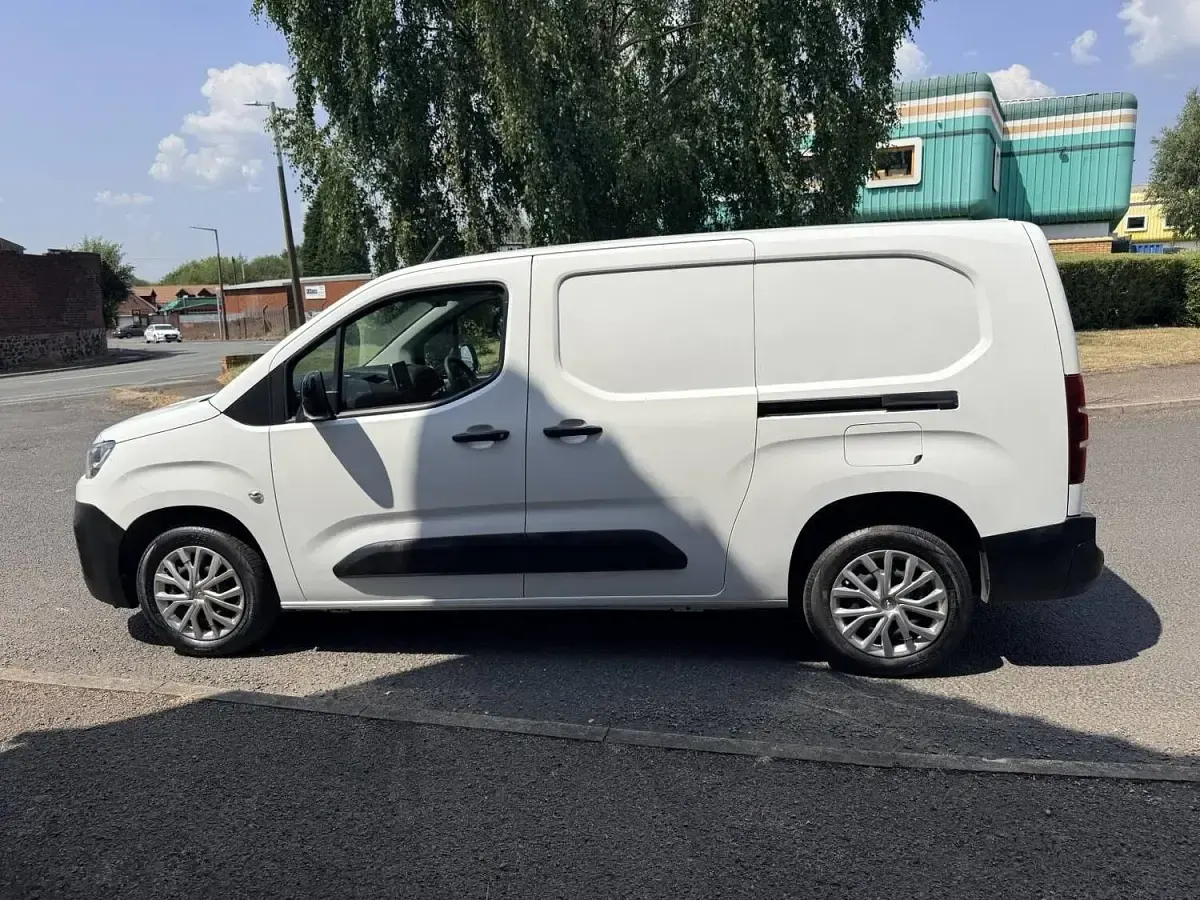 Used Citroën Berlingo 100 HP (73 kW) 2022 White MPV