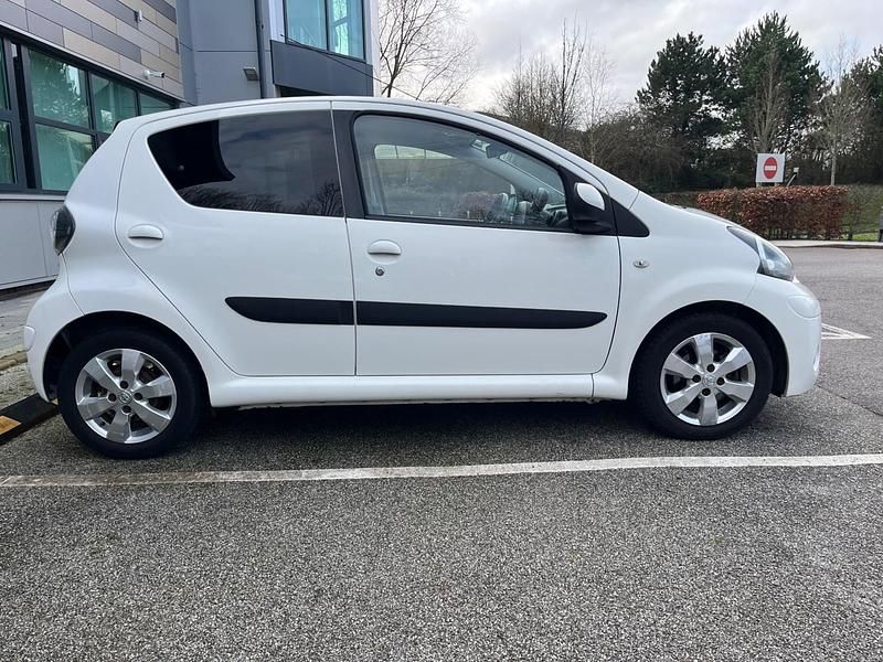 Used Toyota Aygo 67 HP (49 kW) 2012 White Hatchback