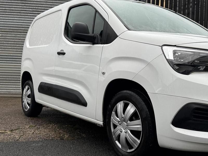Second-hand Vauxhall Combo Sportive 100 CP (73 kW) 2019 Alb Van