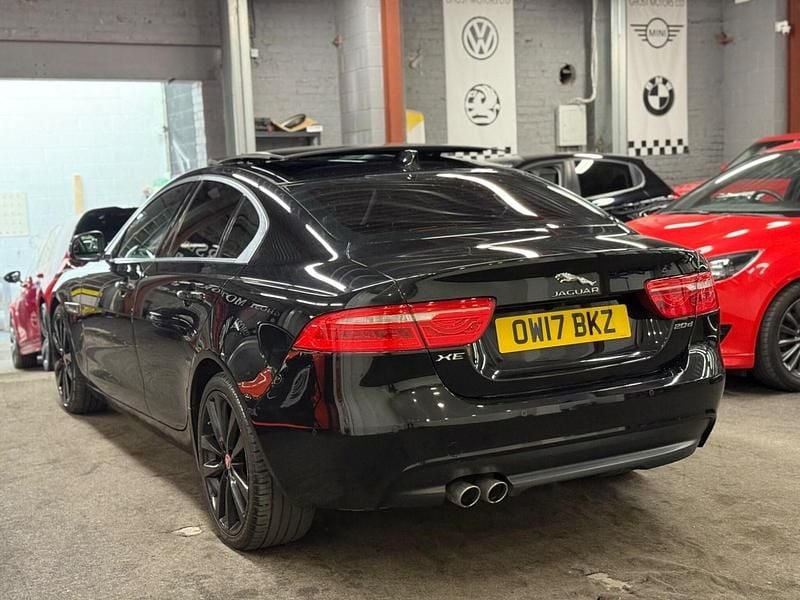 Begagnad Jaguar XE Portfolio 180 HK (132 kW) 2017 Svart Sedan