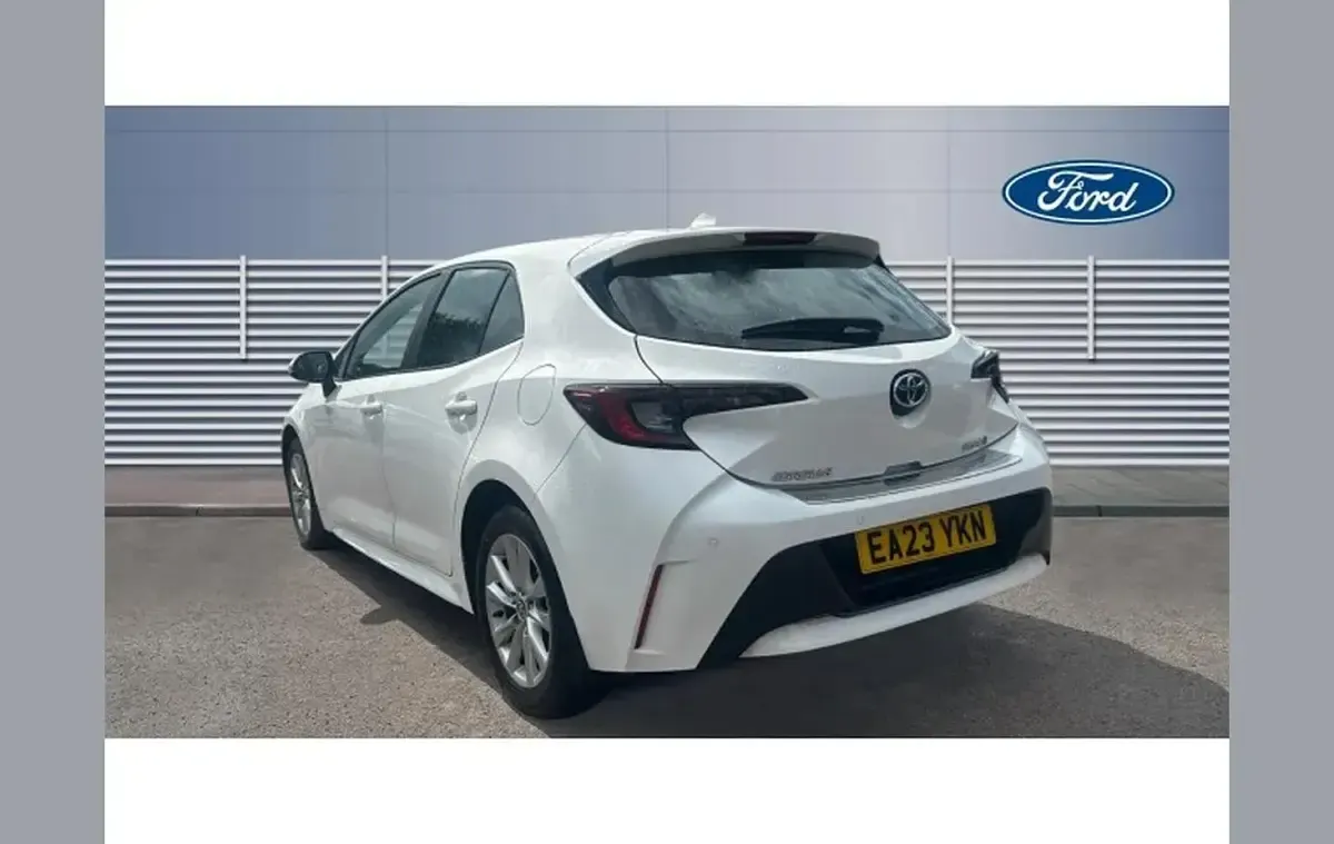Used Toyota Corolla 138 HP (101 kW) 2023 White Hatchback