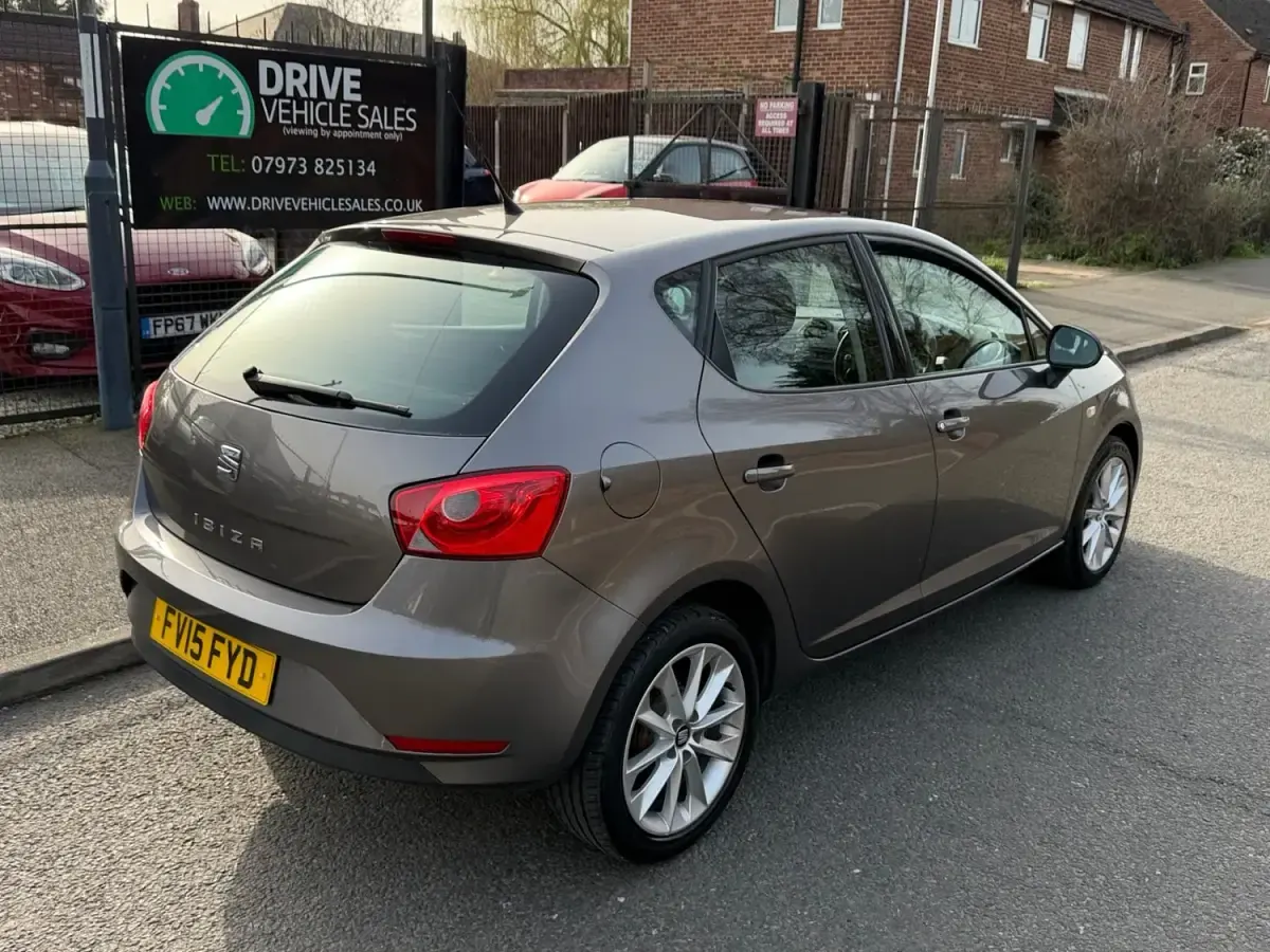 Usado Seat Ibiza 85 CV (62 kW) 2015 Gris Utilitario