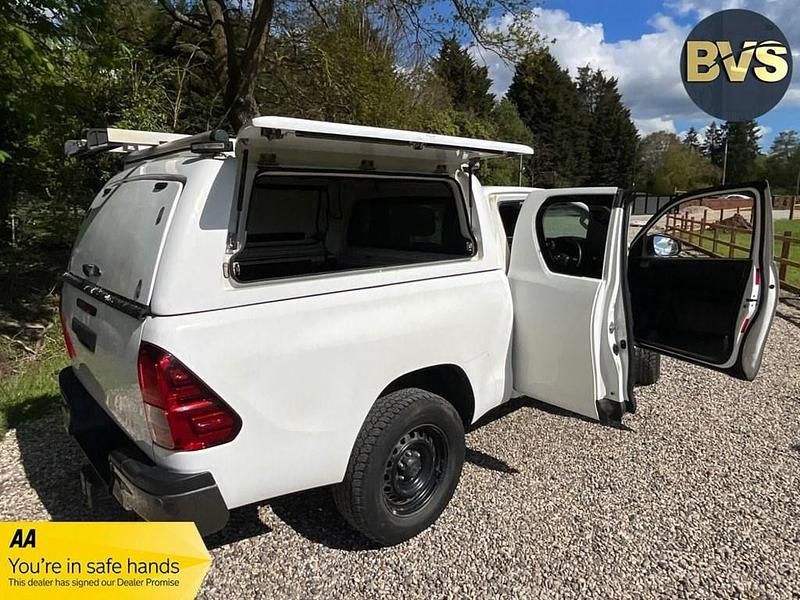 Used Toyota HiLux Active 150 HP (110 kW) 2018 White Pickup