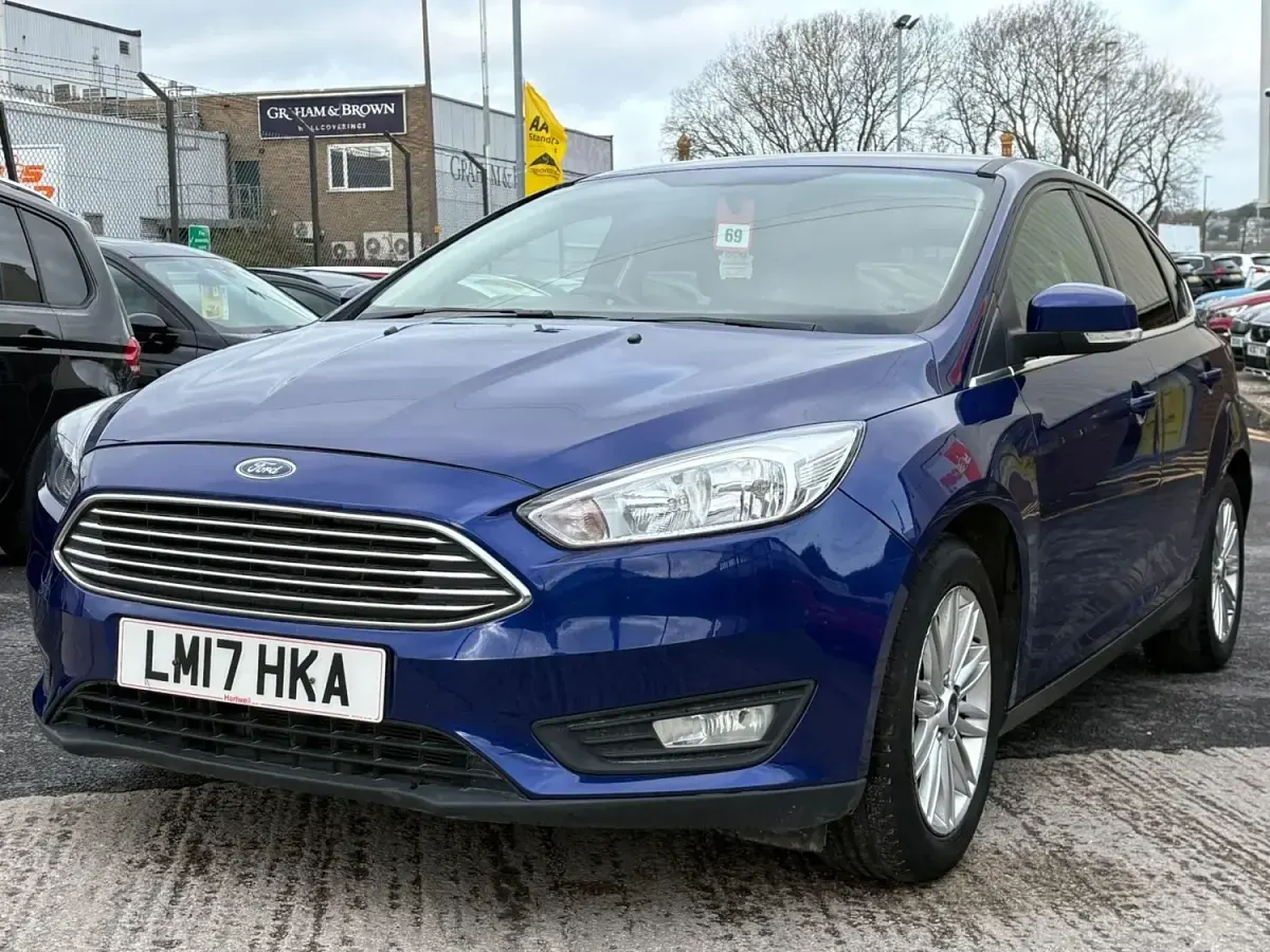Gebraucht Ford Focus Zetec 120 PS (88 kW) 2017 Blau Kleinwagen