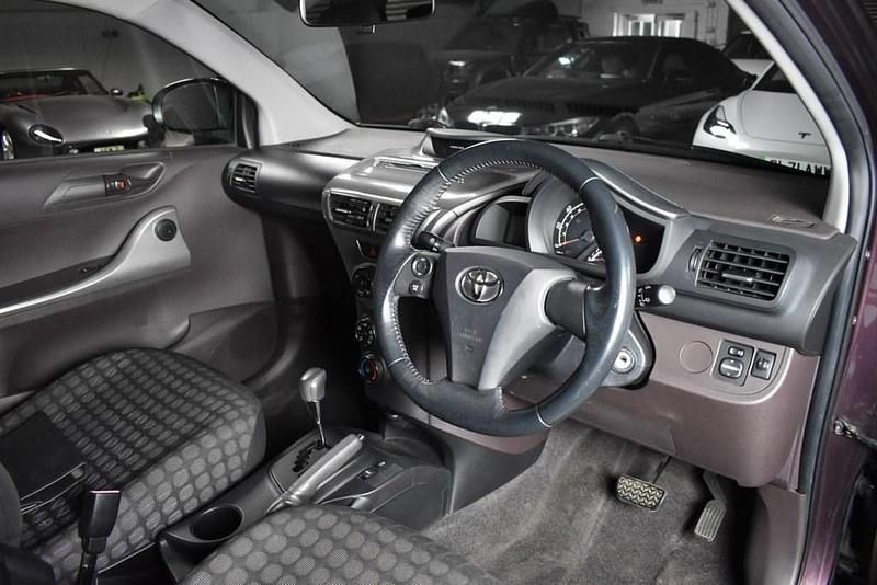 Usado Toyota iQ 68 HP (50 kW) 2009 Roxo Citadino