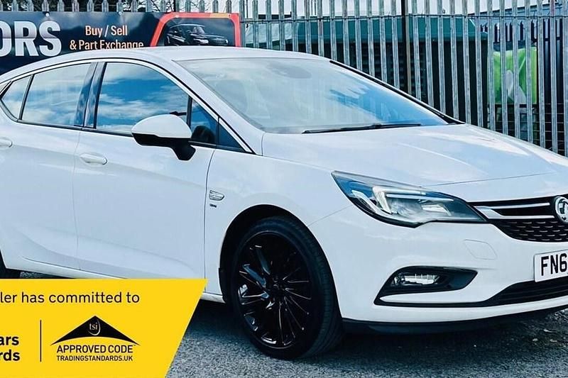 Used Vauxhall Astra SRi 136 HP (100 kW) 2016 White Hatchback