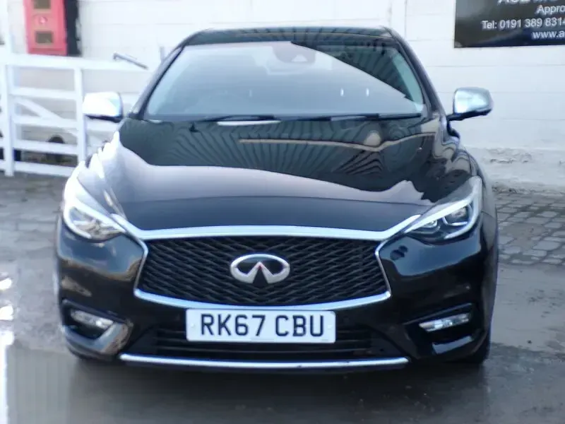 Used Infiniti Q30 Premium 170 HP (125 kW) 2017 Black Hatchback