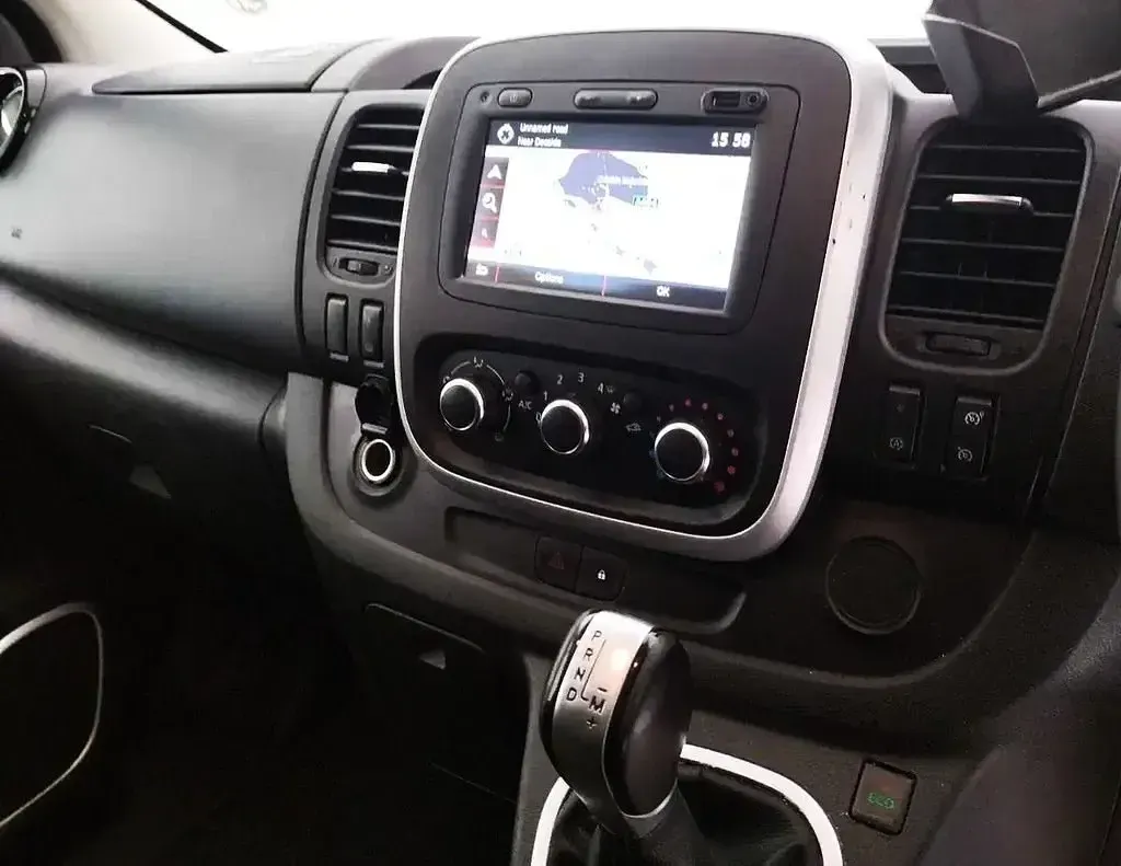 Begagnad Renault Trafic 2020 Silver Minibuss