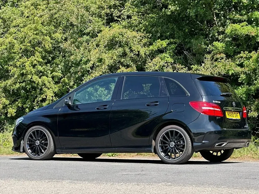 Usado Mercedes B180 AMG line 109 HP (80 kW) 2018 Preto Monovolume