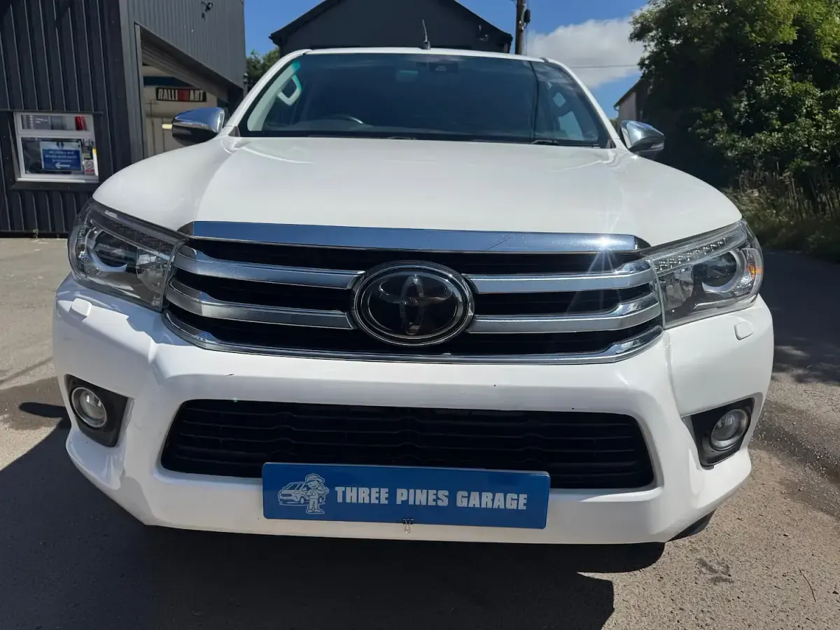 Used Toyota HiLux 150 HP (110 kW) 2019 White Pickup
