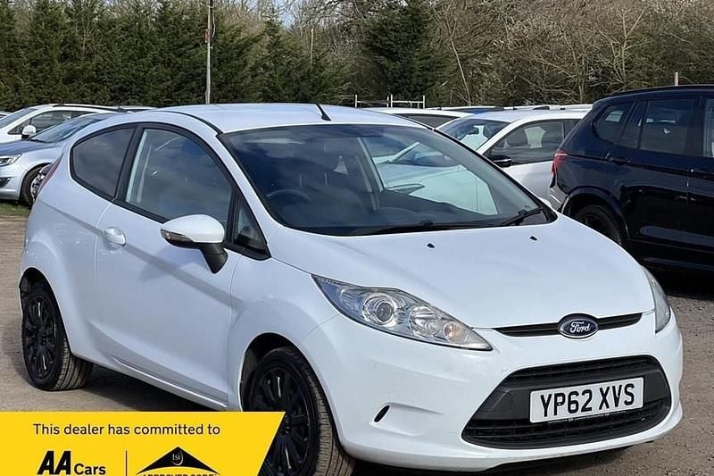 Used Ford Fiesta 82 HP (60 kW) 2012 White Hatchback