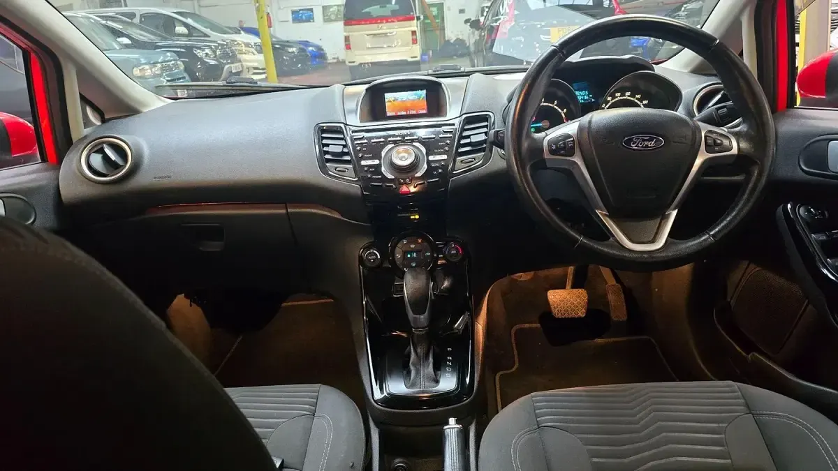 Used Ford Fiesta Zetec 100 HP (73 kW) 2014 Red Hatchback