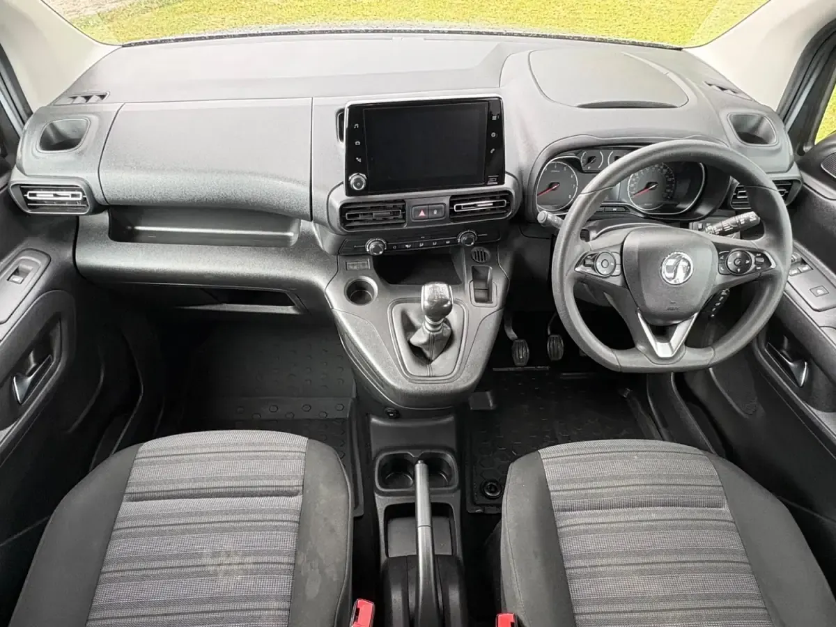 Begagnad Vauxhall Combo S 110 HK (80 kW) 2020 Grå Minibuss
