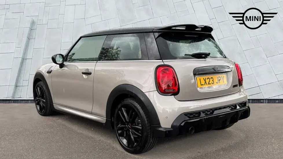 Usado Mini Cooper Hatch 134 HP (98 kW) 2023 Cinzento Citadino