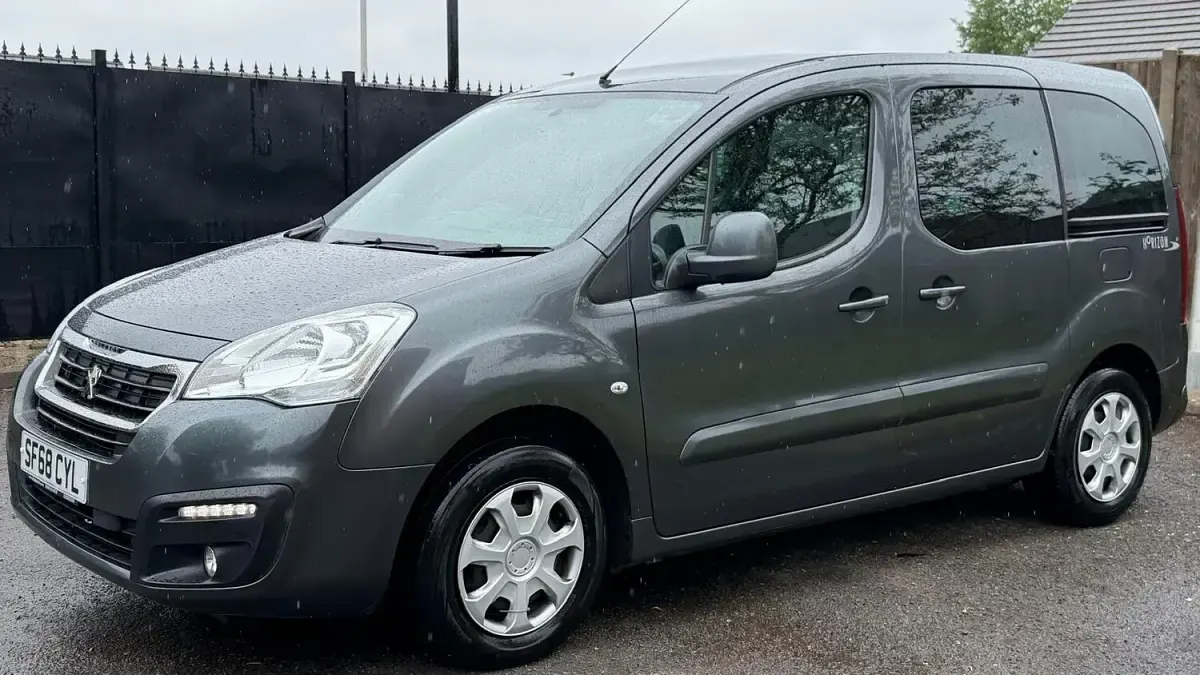 Used Peugeot Partner 90 HP (66 kW) 2019 Grey MPV