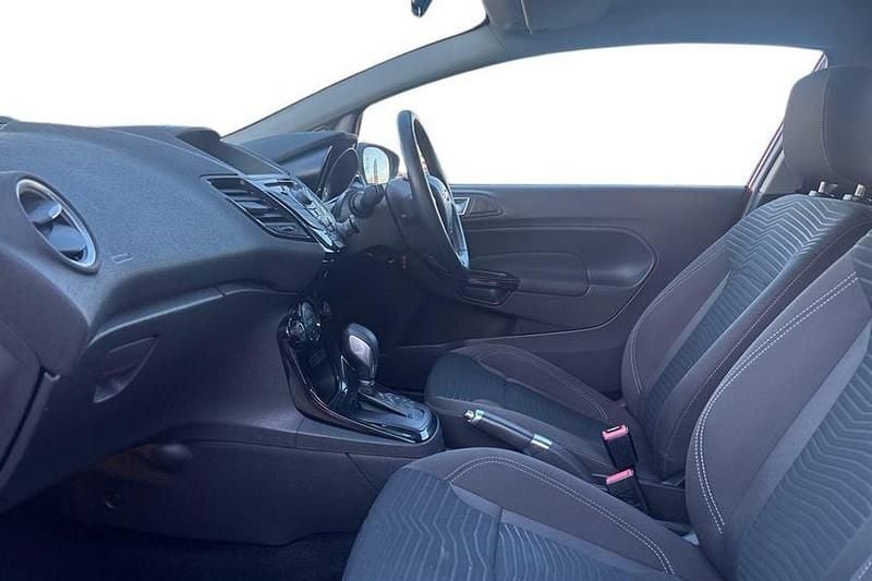 Used Ford Fiesta Zetec 105 HP (77 kW) 2013 Red Hatchback