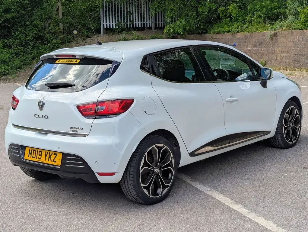 Used Renault Clio Iconic 90 HP (66 kW) 2019 White Hatchback