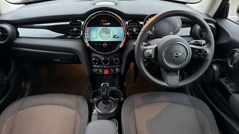 Usado Mini Cooper Classic 134 HP (98 kW) 2023 Prateado Citadino