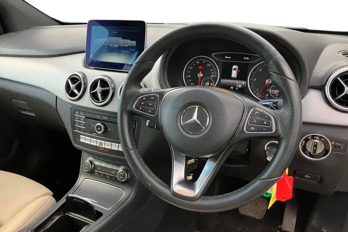 Used Mercedes B200 136 HP (100 kW) 2017 White Hatchback