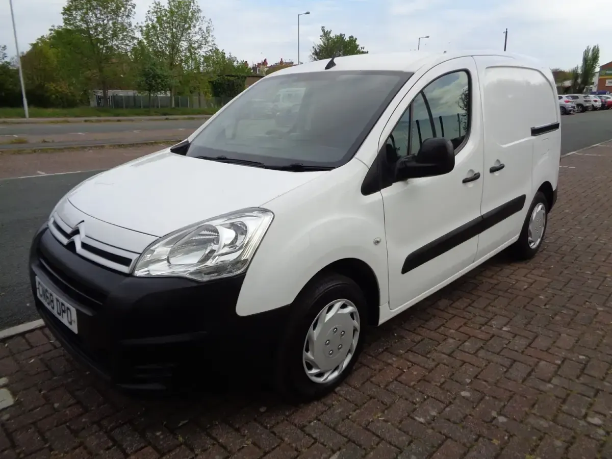 Usado Citroën Berlingo 75 CV (55 kW) 2018 Blanco Monovolumen