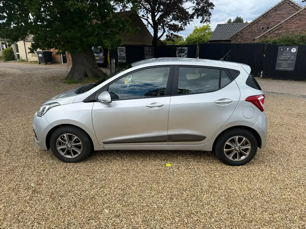 Used Hyundai i10 Premium 87 HP (63 kW) 2015 Silver Hatchback