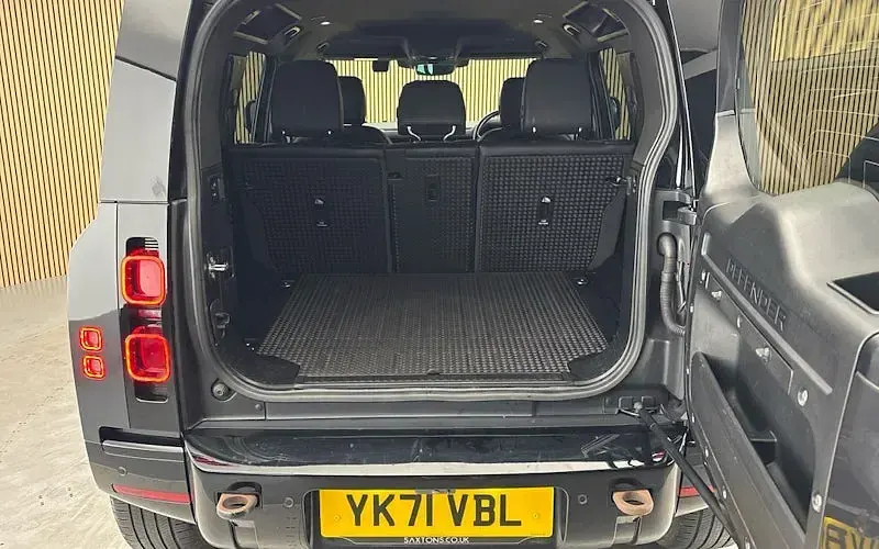 Used Land Rover Defender SE Dynamic 300 HP (220 kW) 2021 Storm grey SUV