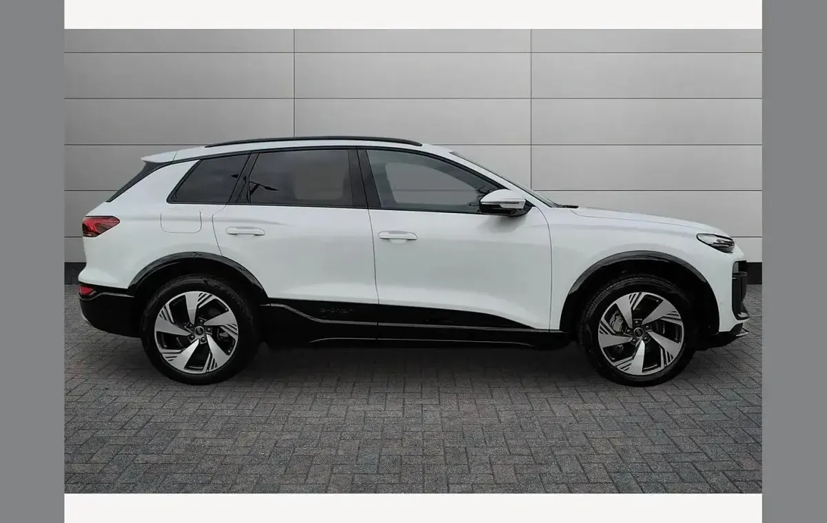 Begagnad Audi Q6 e-tron S-Line 225 kW (306 HK) 2024 Vit SUV