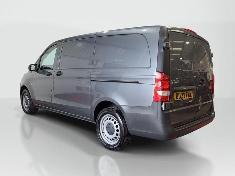 Begagnad Mercedes Vito Progressive 2022 Grå Van