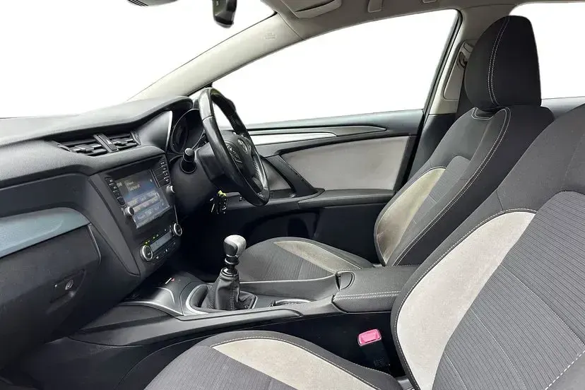 Used Toyota Avensis Business Edition 112 HP (82 kW) 2017 Black Estate